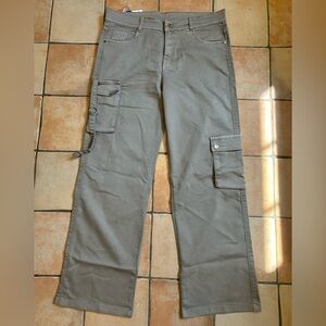 NWT khaki cargo pants with pocket details/unisex